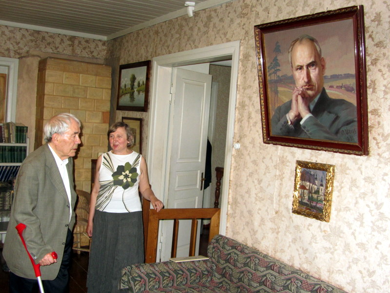 Svečias pirmąkart aplankė A. Vienuolio memorialinius kambarius, įsižiūrėjo į buities detales.